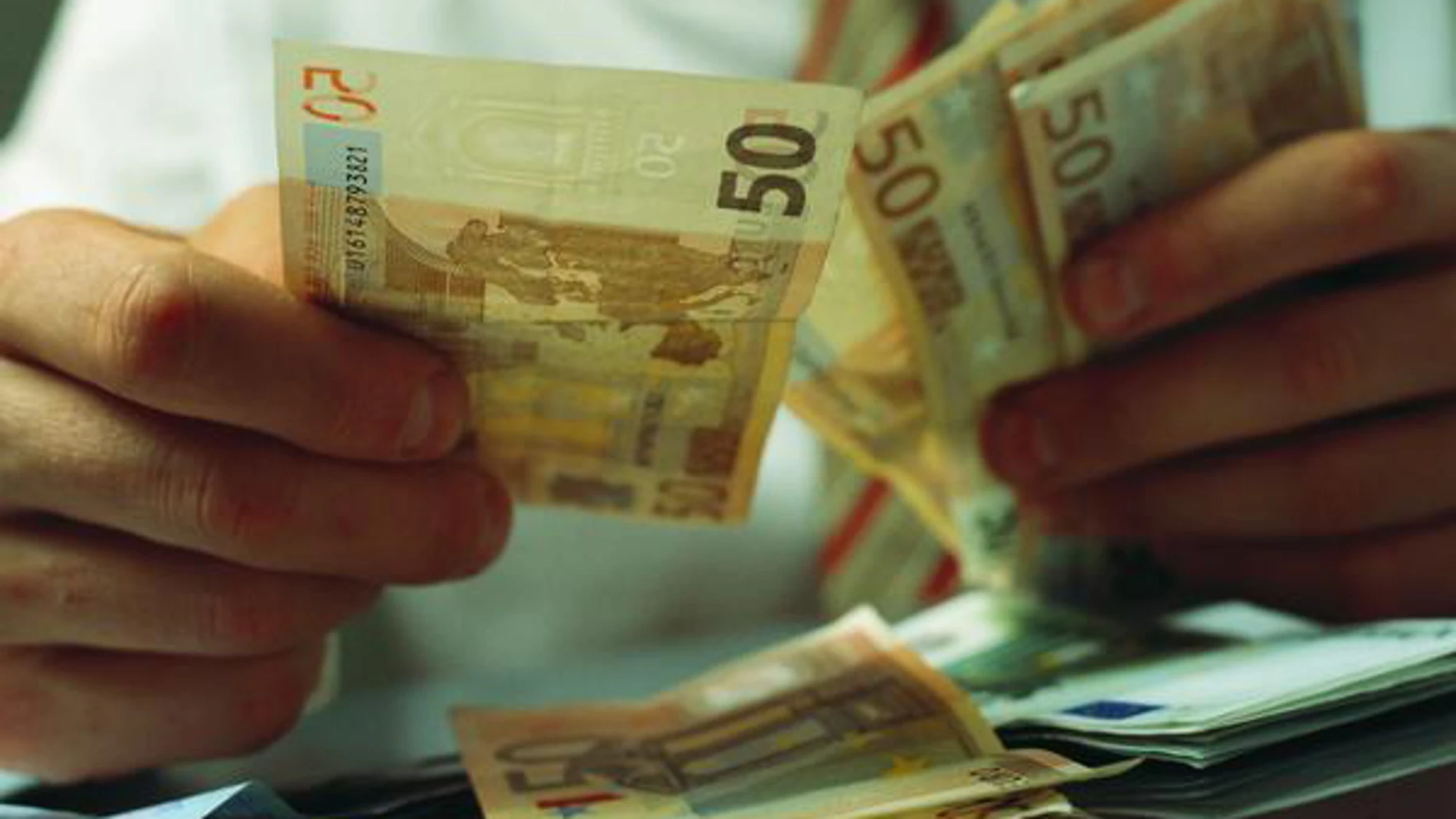Los pagos en efectivo se limitarán en las transacciones entre empresas. Los pagos en efectivo se limitarán en las transacciones entre empresas.