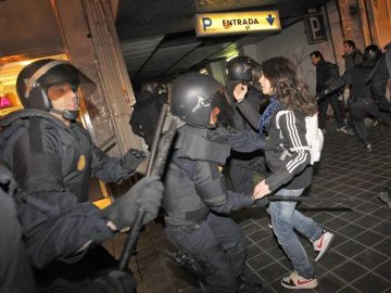 Los antidisturbios dispersan a los manifestantes