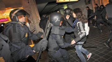 Los antidisturbios dispersan a los manifestantes