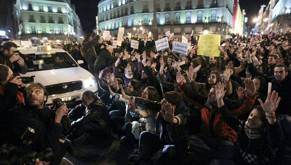 Los manifestantes cortan el tráfico en la Puerta del Sol