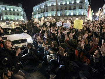 Los manifestantes cortan el tráfico en la Puerta del Sol Los manifestantes cortan el tráfico en la Puerta del Sol