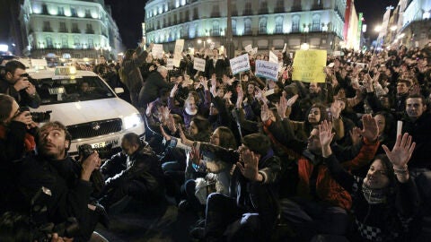 Los manifestantes cortan el tr&aacute;fico en la Puerta del Sol