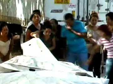 Familiares de los presos muertos en Comayagua en la morgue Familiares de los presos muertos en Comayagua en la morgue