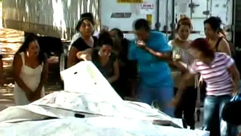 Familiares de los presos muertos en Comayagua en la morgue Familiares de los presos muertos en Comayagua en la morgue