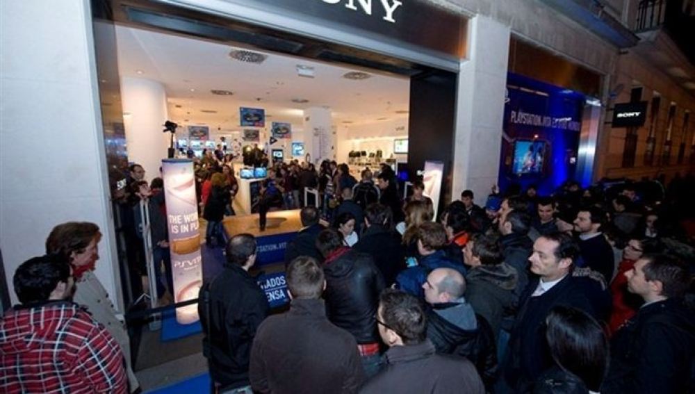 Tras más de 12 horas, por fin, la tienda de Sony abre sus puertas
