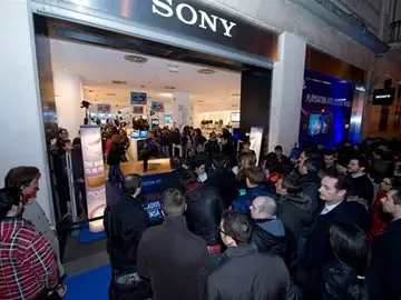 Tras más de 12 horas, por fin, la tienda de Sony abre sus puertas Tras más de 12 horas, por fin, la tienda de Sony abre sus puertas
