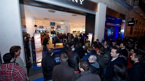 Tras m&aacute;s de 12 horas, por fin, la tienda de Sony abre sus puertas