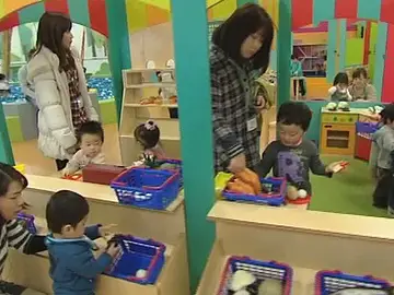 Niños japoneses en centro de ocio Niños japoneses en centro de ocio