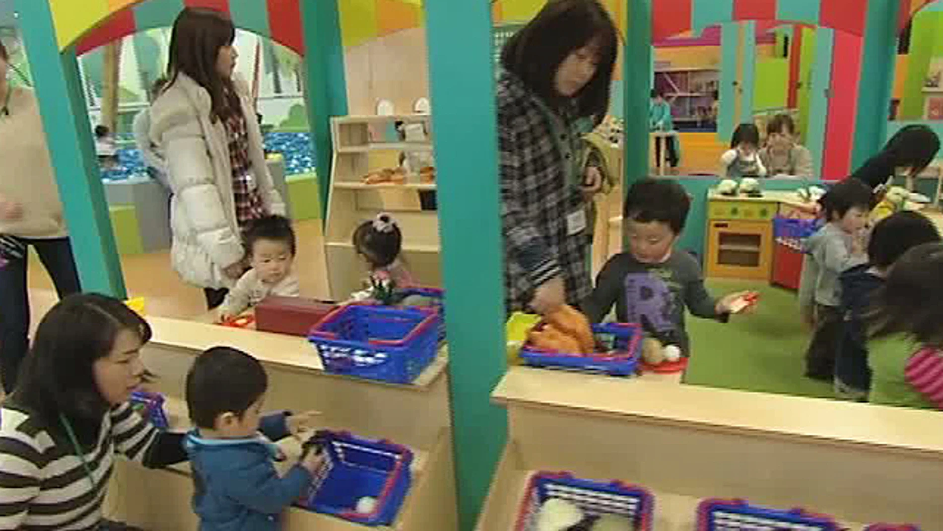 Niños japoneses en centro de ocio Niños japoneses en centro de ocio