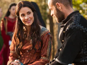 Violante sonríe al conversar con Rodrigo Violante sonríe al conversar con Rodrigo