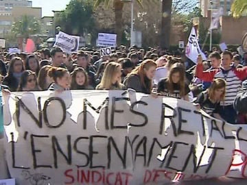 Centenares de estudiantes se concentran fente a la consejería de Educación