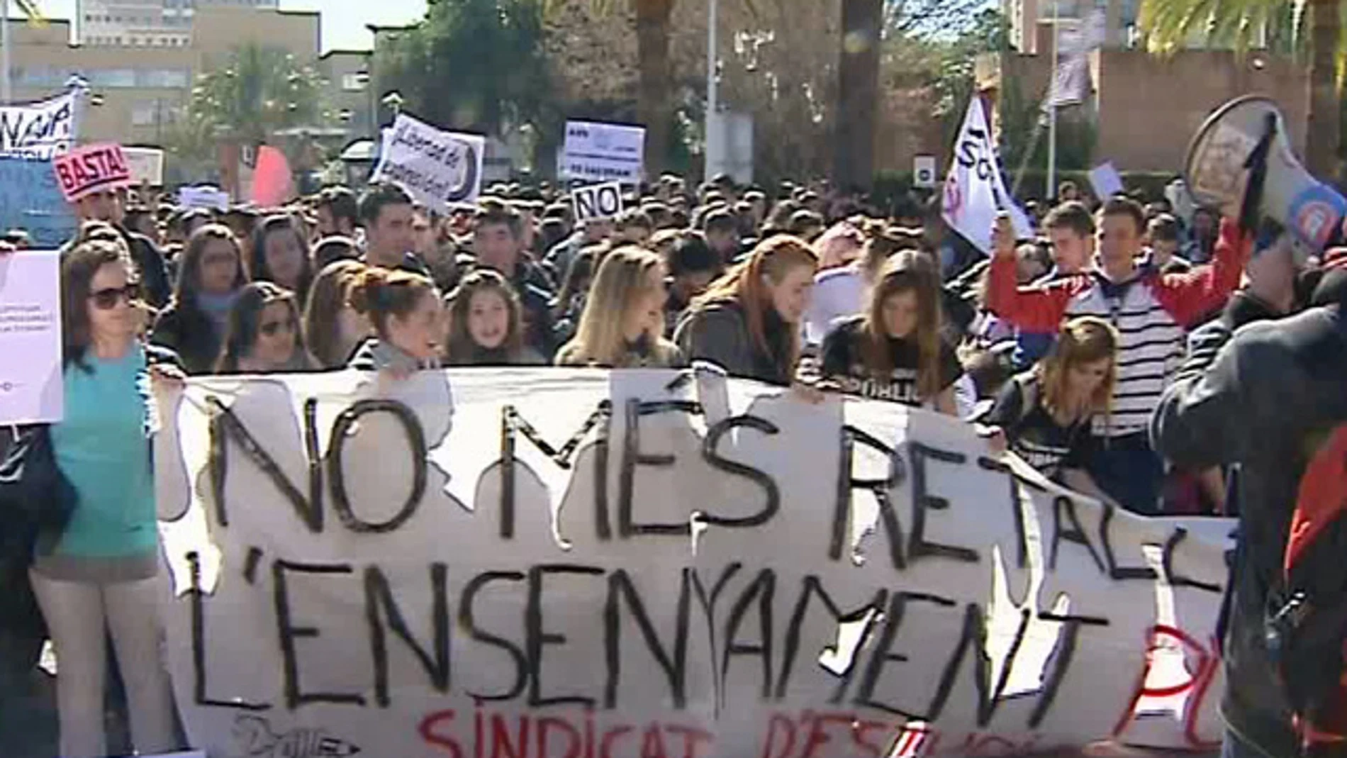 Centenares de estudiantes se concentran fente a la consejería de Educación Centenares de estudiantes se concentran fente a la consejería de Educación