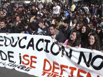 Medio millar de personas salen de nuevo a las calles de Valencia