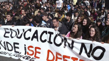 Medio millar de personas salen de nuevo a las calles de Valencia