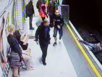 Un perturbado empuja a una mujer a las vías en el metro de Londres