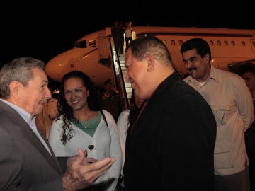 Hugo Chávez es recibido por Raúl Castro en Cuba
