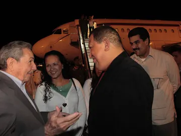 Hugo Chávez es recibido por Raúl Castro en Cuba Hugo Chávez es recibido por Raúl Castro en Cuba