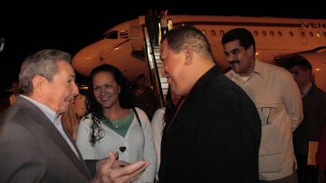 Hugo Chávez es recibido por Raúl Castro en Cuba