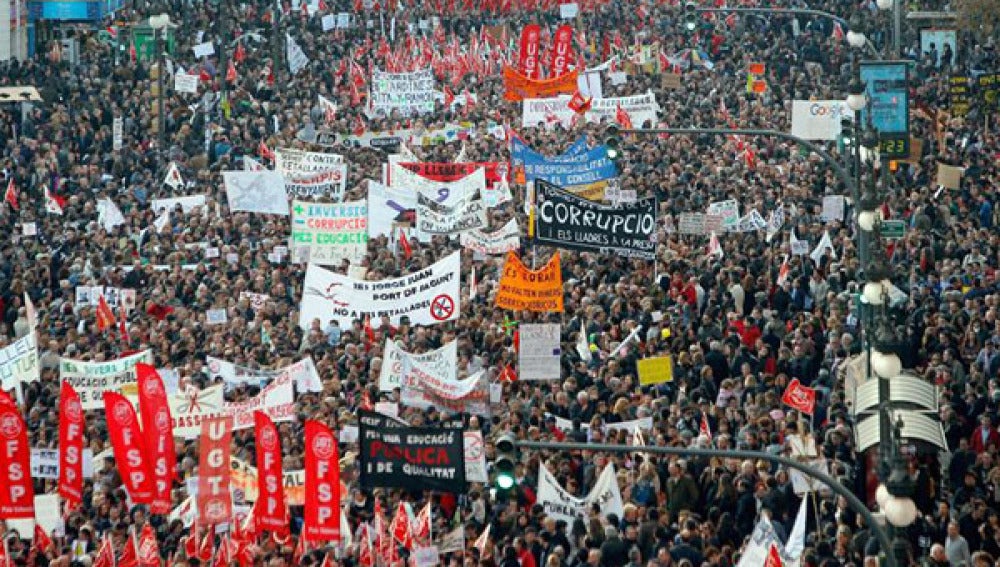 Miles de personas se manifiestan en Valencia contra los recortes laborales