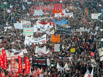 Miles de personas se manifiestan en Valencia contra los recortes laborales Miles de personas se manifiestan en Valencia contra los recortes laborales
