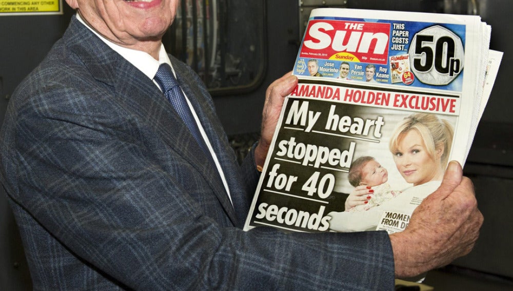 Rupert Murdoch con el primer número de su 'The Sun on Sunday'