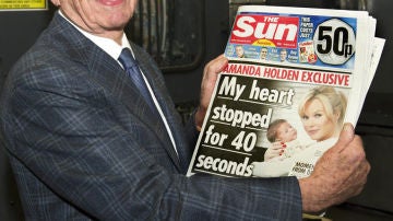 Rupert Murdoch con el primer número de su 'The Sun on Sunday'