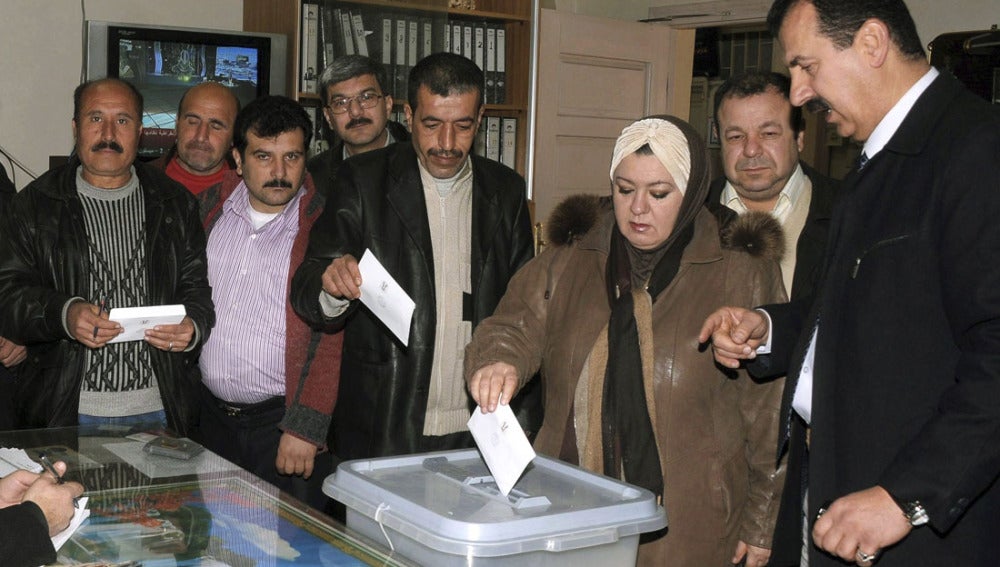 Varias personas votando en el referéndum sobre la nueva Constitución