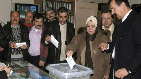 Varias personas votando en el referéndum sobre la nueva Constitución Varias personas votando en el referéndum sobre la nueva Constitución