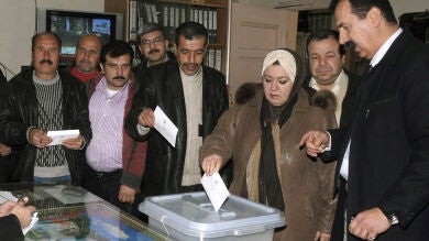 Siria vota en el referéndum sobre la nueva Constitución mientras siguen los bombardeos