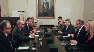  El ministro del Interior, Jorge Fernández Díaz, se reune con víctimas del terrorismo