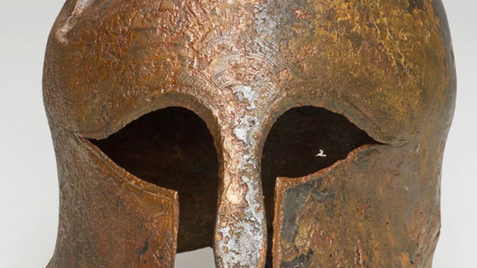 Casco griego hallado en Israel Casco griego hallado en Israel