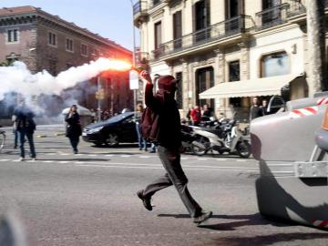 Un hombre con una bengala Un hombre con una bengala