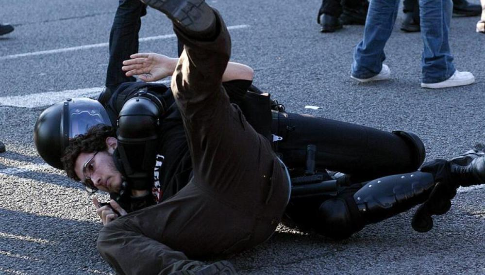 Un detenido por arrojar pruebas