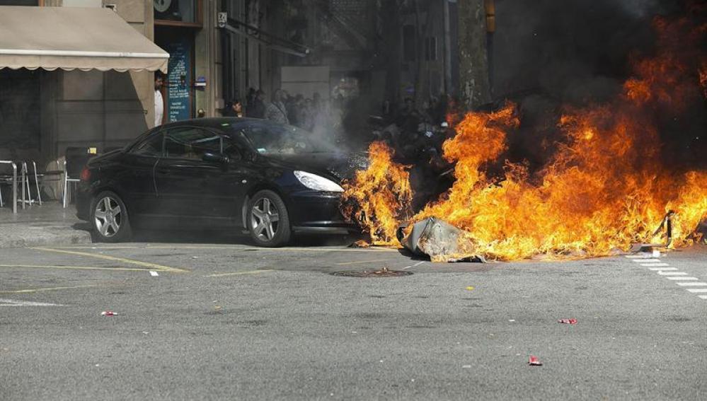 Un coche arde en Barcelona