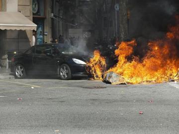 Un coche arde en Barcelona Un coche arde en Barcelona