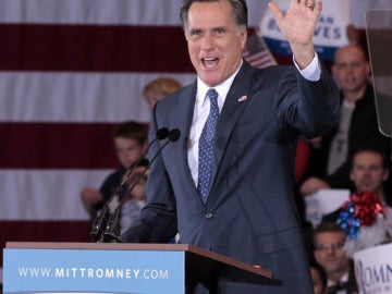 Mitt Romney habla a sus seguidores en Michigan