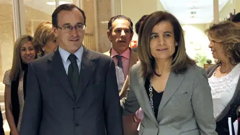 Una delegación del grupo parlamentario del PP encabezada por su portavoz, Alfonso Alonso Una delegación del grupo parlamentario del PP encabezada por su portavoz, Alfonso Alonso