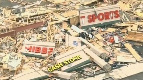 Destrozos tras el paso de un tornado