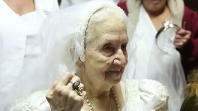 Una anciana centenaria celebra su cumpleaños casándose