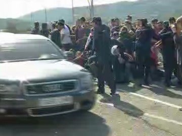 El presidente de Extremadura abandona la Universidad escoltado por la policía El presidente de Extremadura abandona la Universidad escoltado por la policía