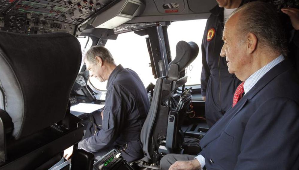 Rey pilota avión militar