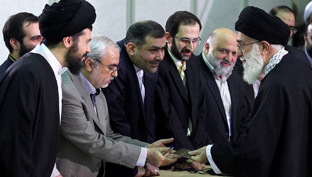 El líder supremo iraní, ayatolá Alí Jamenei, se identifica antes de votar