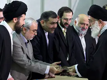 El líder supremo iraní, ayatolá Alí Jamenei, se identifica antes de votar El líder supremo iraní, ayatolá Alí Jamenei, se identifica antes de votar