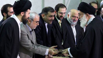 El líder supremo iraní, ayatolá Alí Jamenei, se identifica antes de votar 