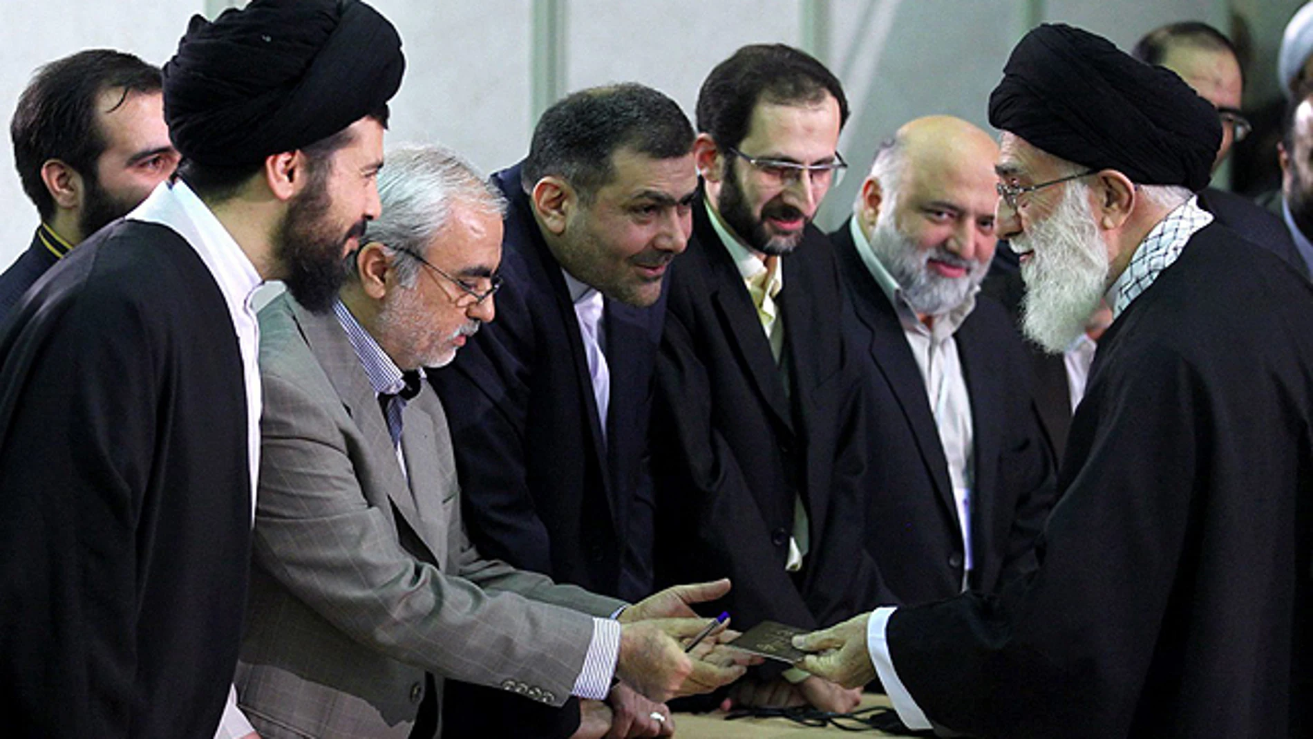 El líder supremo iraní, ayatolá Alí Jamenei, se identifica antes de votar El líder supremo iraní, ayatolá Alí Jamenei, se identifica antes de votar