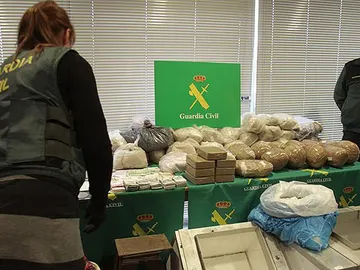 La Policía con un alijo de droga La Policía con un alijo de droga
