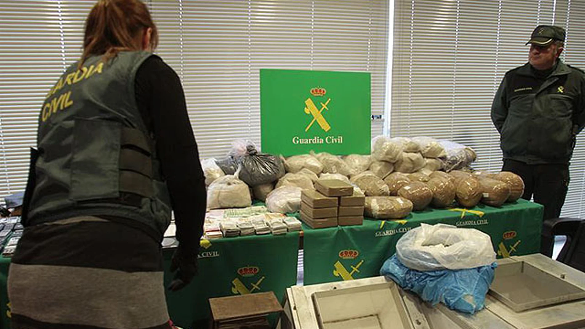 La Policía con un alijo de droga La Policía con un alijo de droga