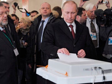 Vladímir Putin vota en un colegio electoral en Moscú