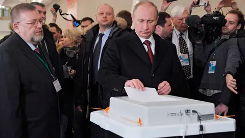 Vladímir Putin vota en un colegio electoral en Moscú Vladímir Putin vota en un colegio electoral en Moscú