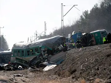 Un imagen de la colisión de los dos trenes en Polonia Un imagen de la colisión de los dos trenes en Polonia